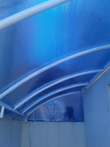 techo en azul en forma media luna con  canaleta para desaguar aguas pluviales