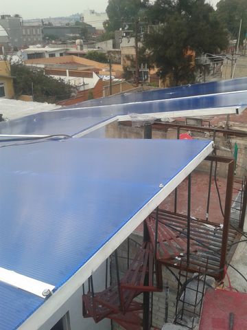 techo plano a una caida con escotilla para acceder a azotea al subir por escalera caracol